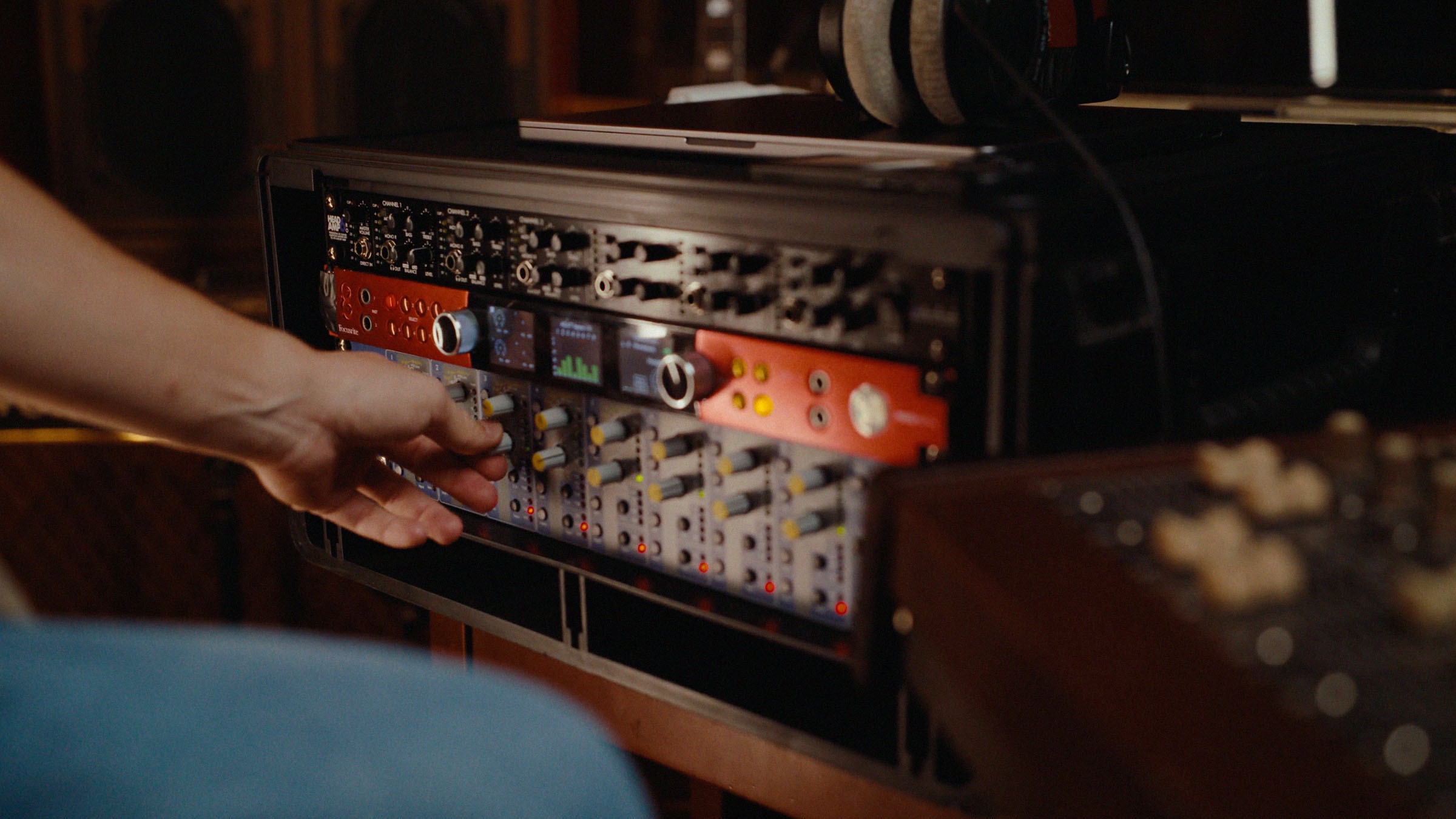 Ricky adjusting ISA 828 MkII Ricky adjusting ISA 828 MkII